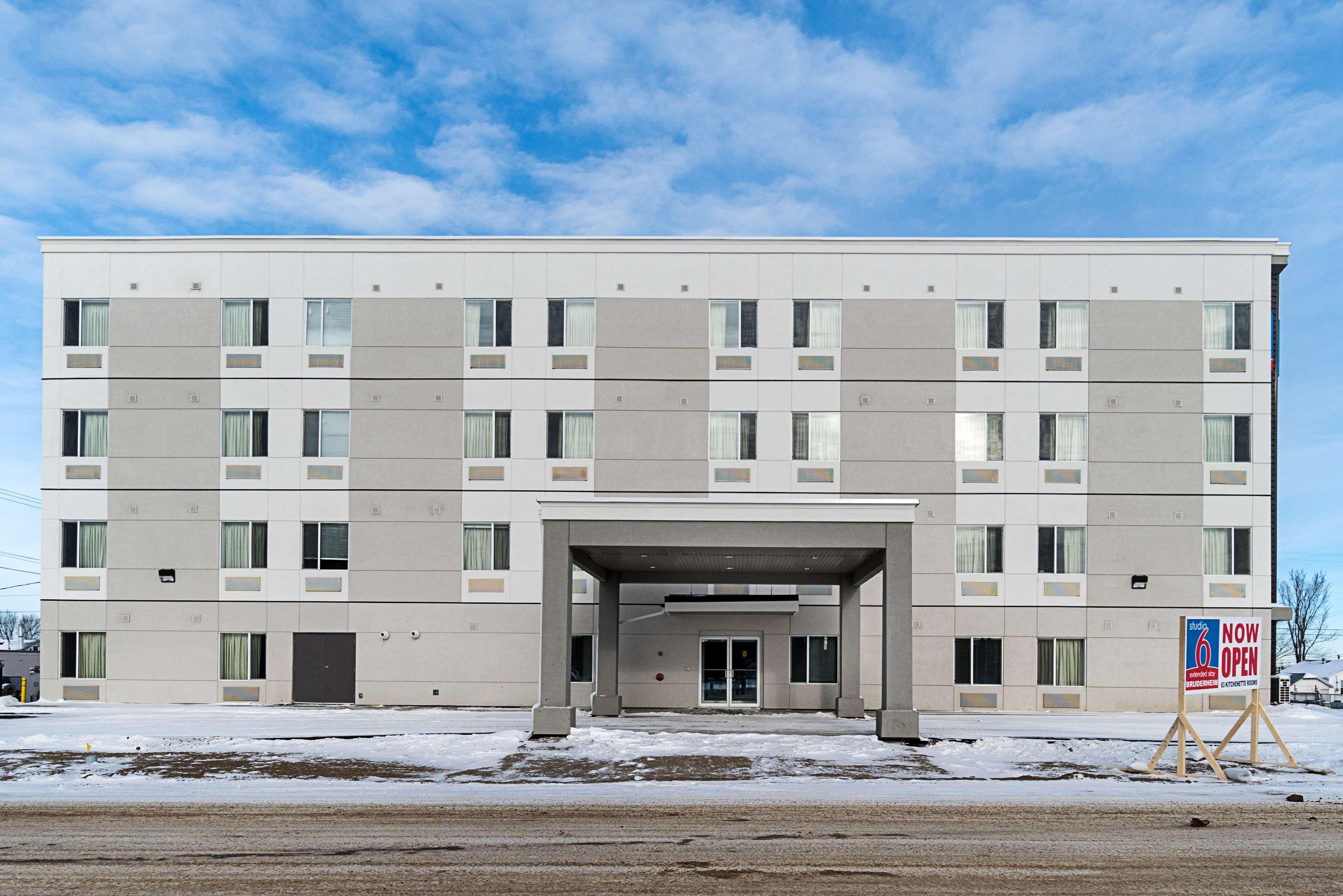 Studio 6-Bruderheim, Ab Екстер'єр фото