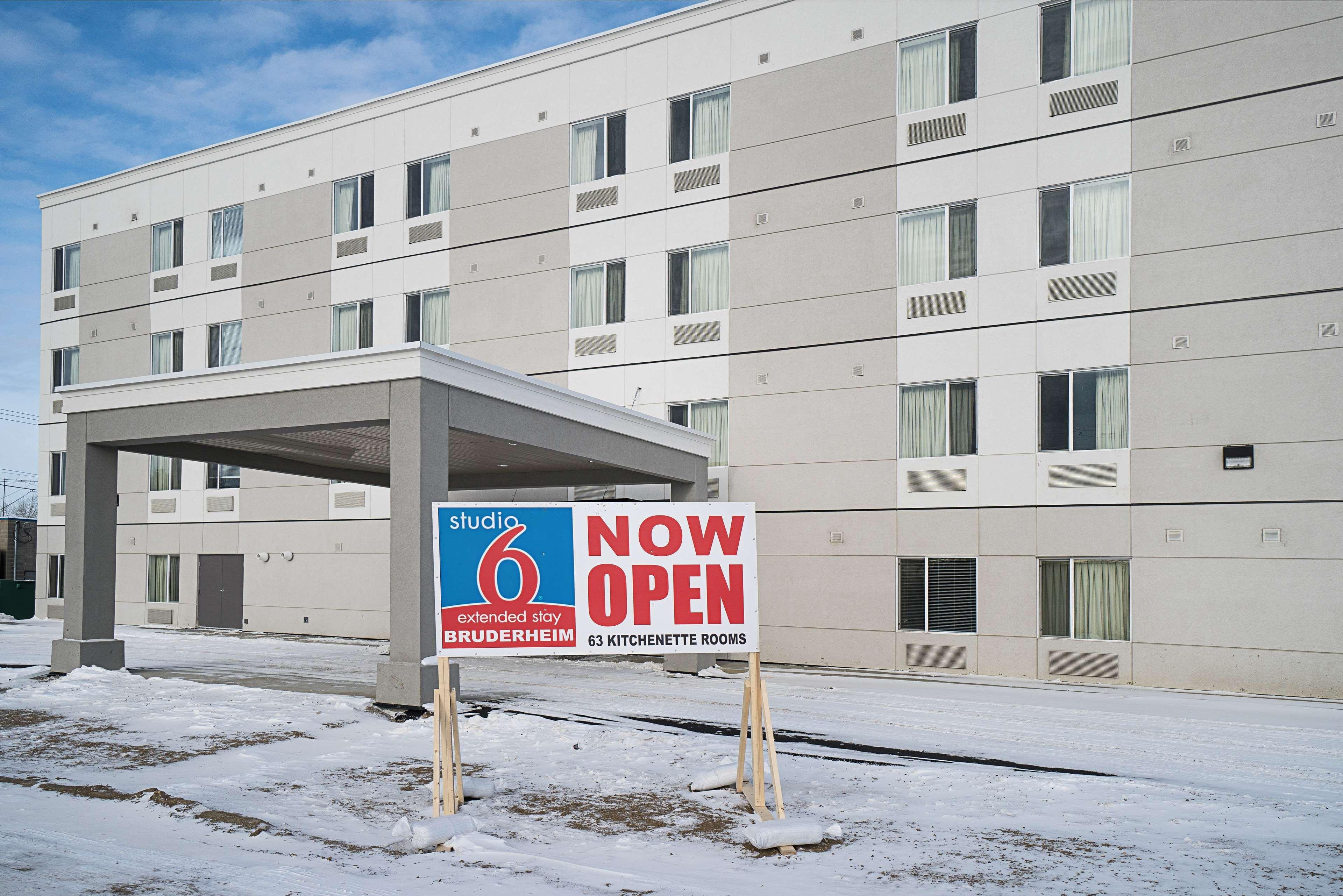 Studio 6-Bruderheim, Ab Екстер'єр фото