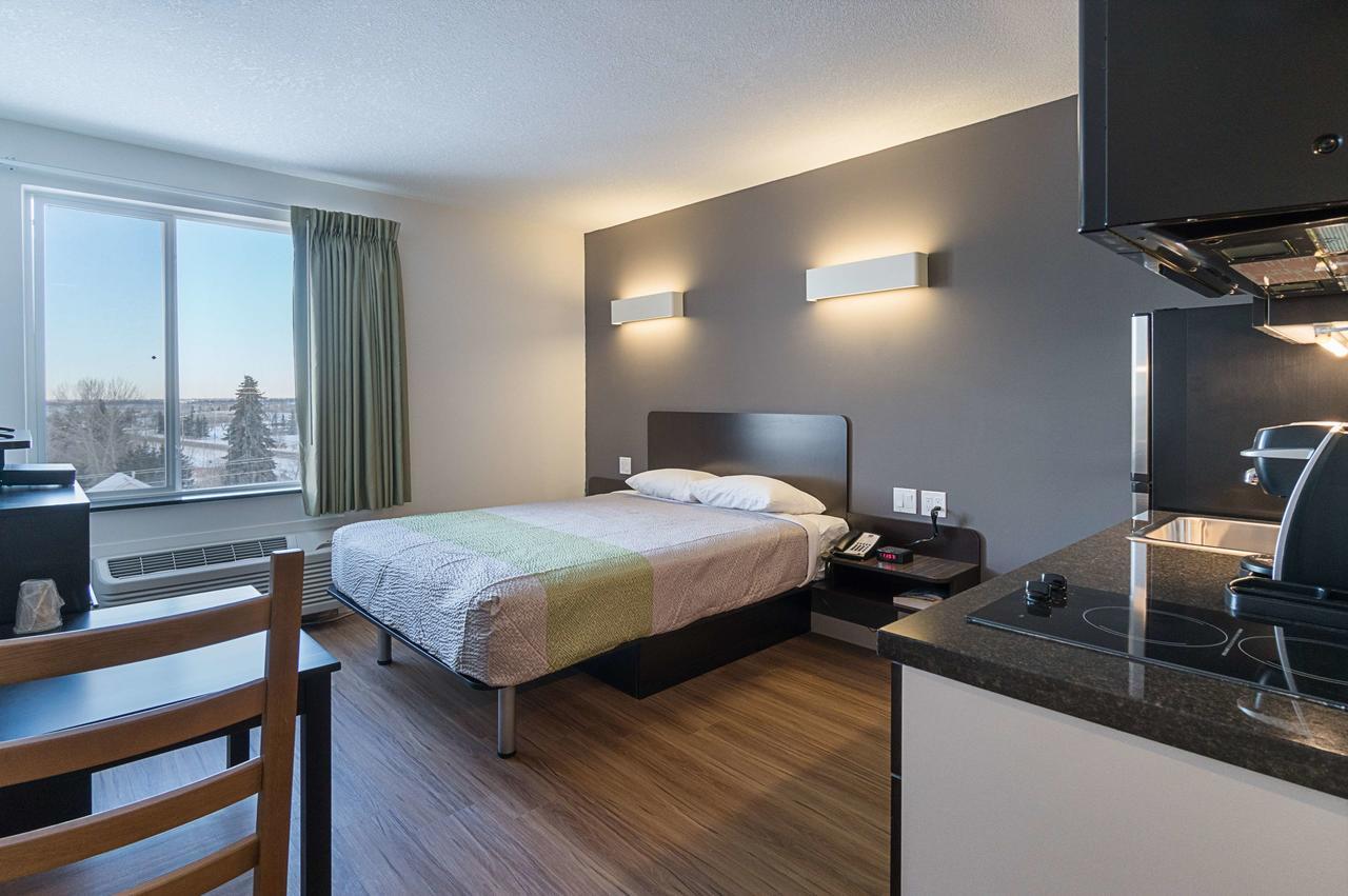 Studio 6-Bruderheim, Ab Екстер'єр фото