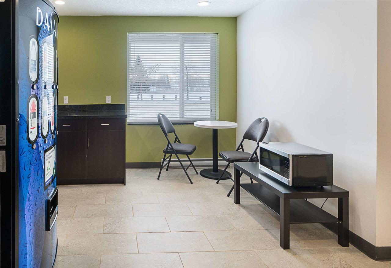 Studio 6-Bruderheim, Ab Екстер'єр фото